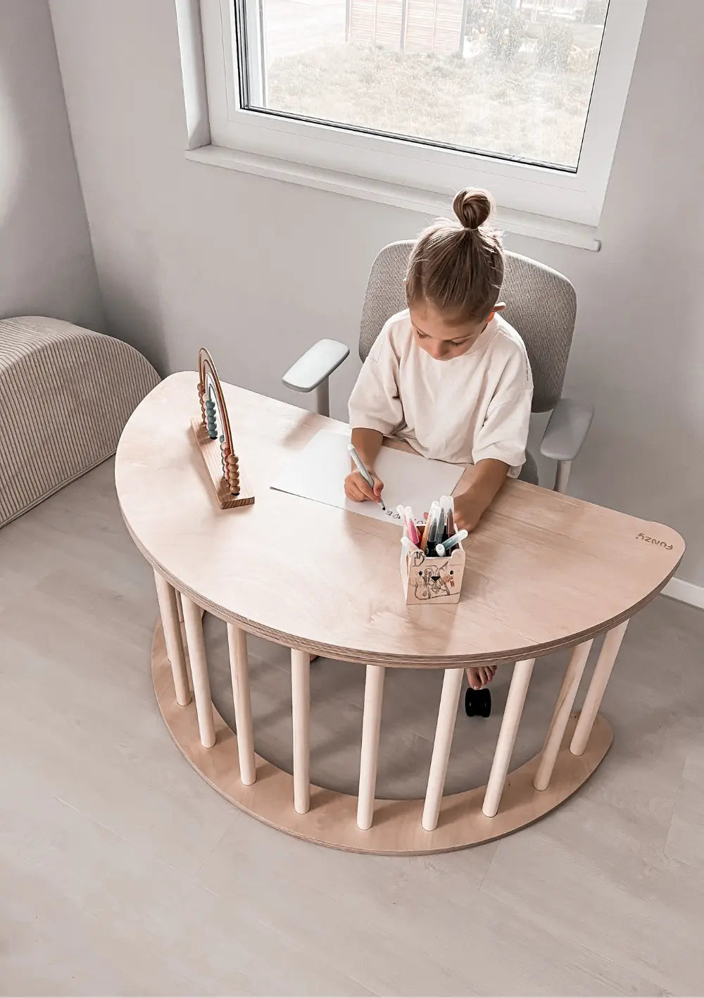 Kind nutzt Funzy Kletterbogen Birke Natur als Maltisch