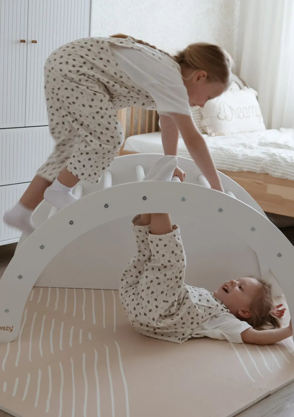 Mädchen beim Spielen und Klettern mit dem Funzy Kletterbogen Birke Weiß