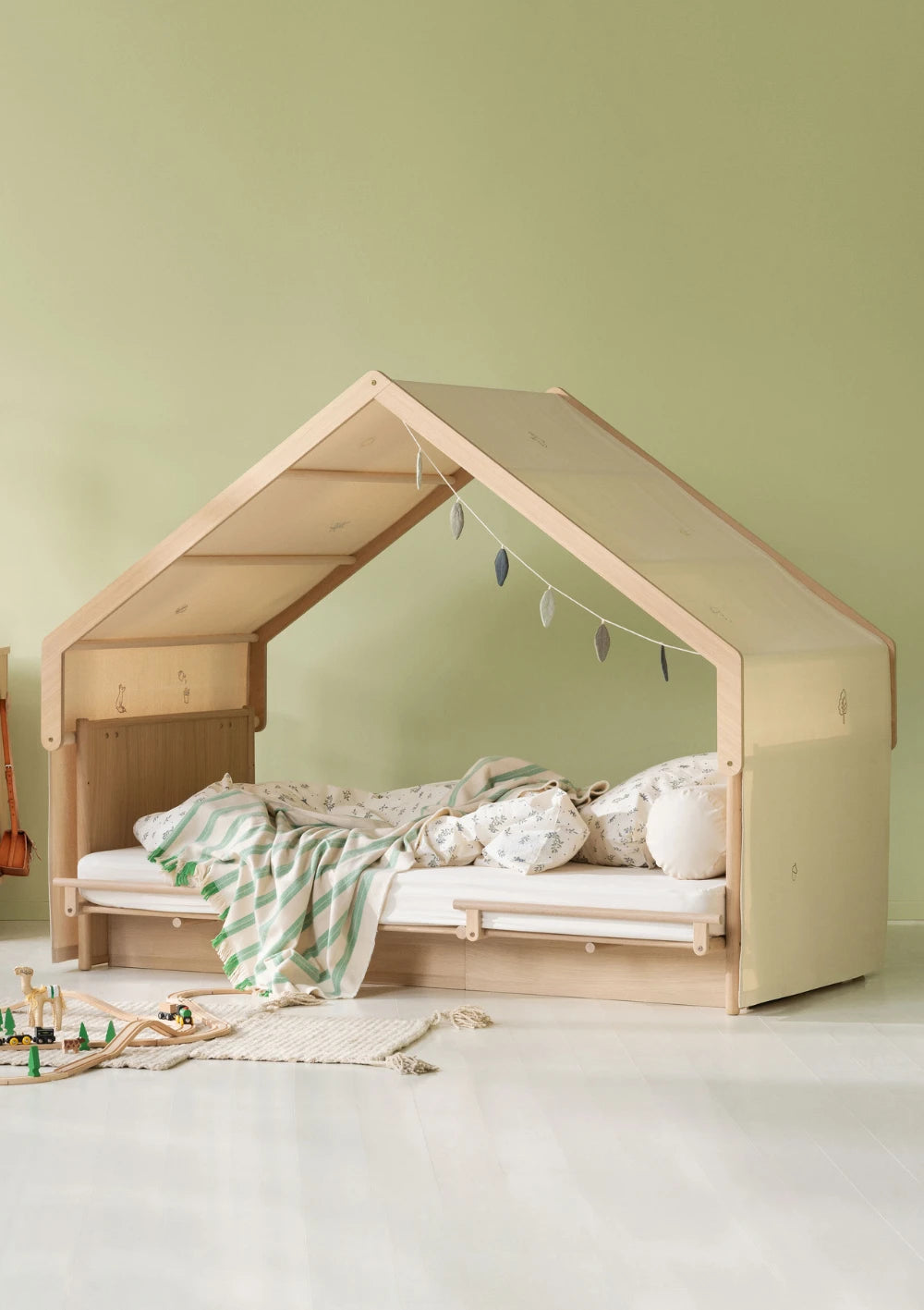 Oliver Furniture Betthimmel mit Stickerei für Hausdach 'Camp Novel' ungefärbt
