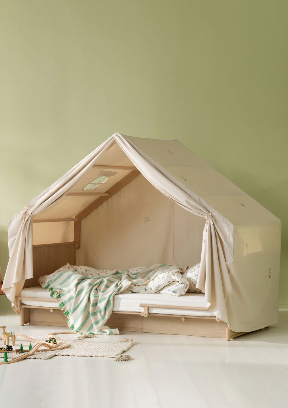 Oliver Furniture Zelt mit Stickerei für Hausdach 'Camp Novel' ungefärbt