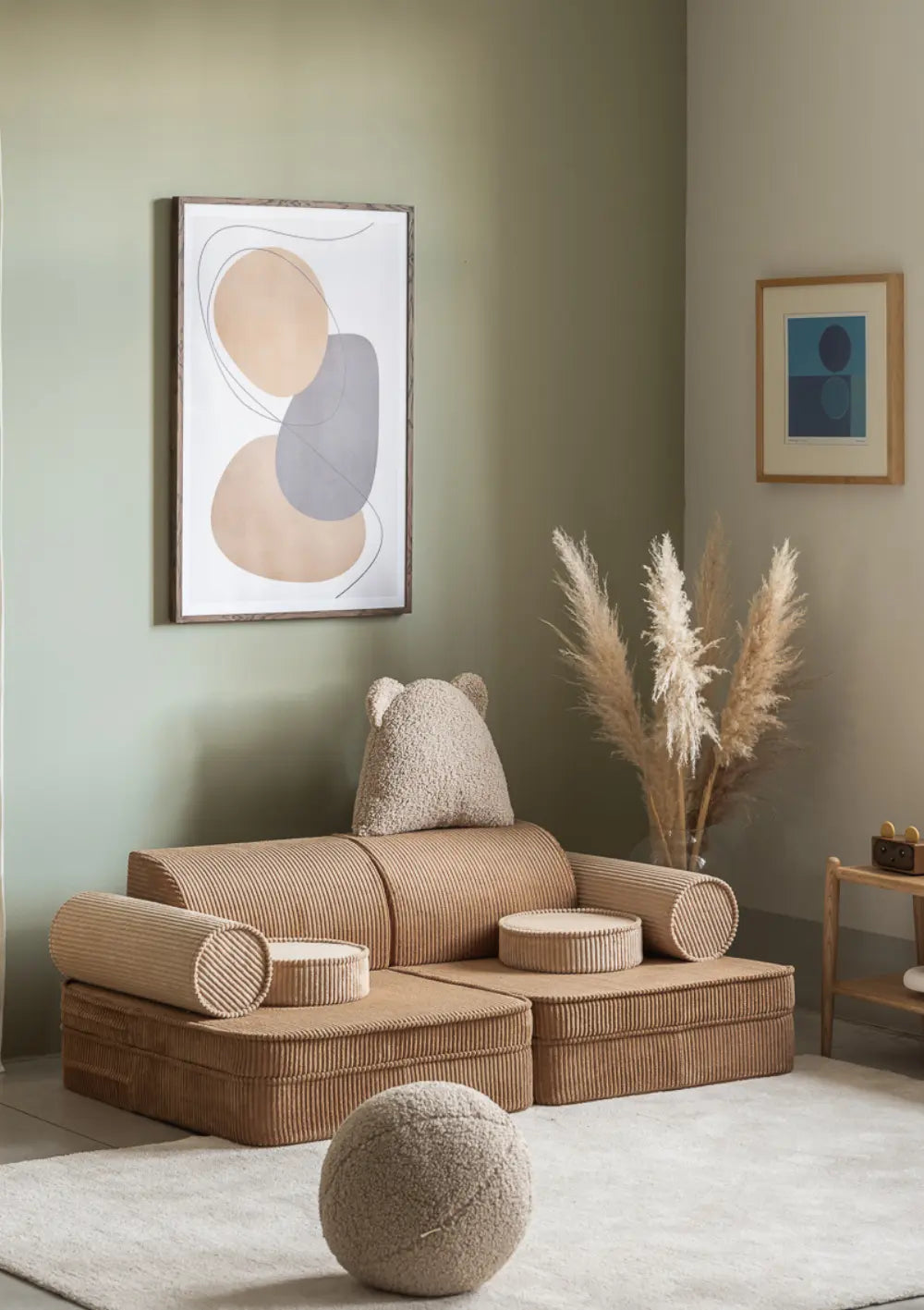 Das Wigiwama Kindersofa Cord Toffee in einem modernen Zimmer.
