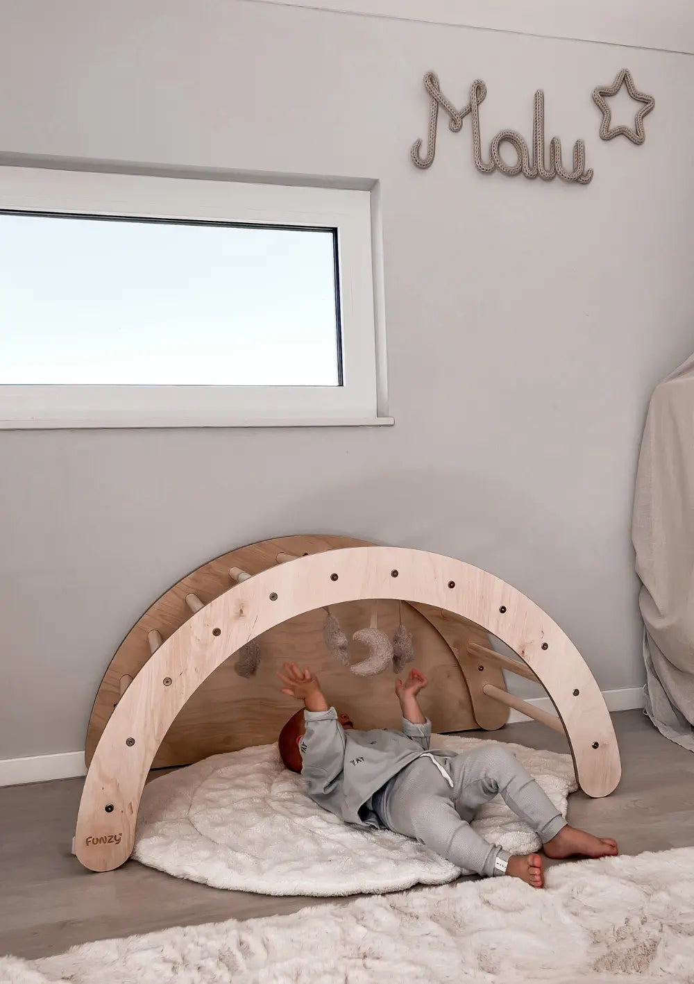 Funzy Kletterbogen & Kissen Set Birke Natur Cord Koala Grau fungiert als Spielbogen fürs Baby