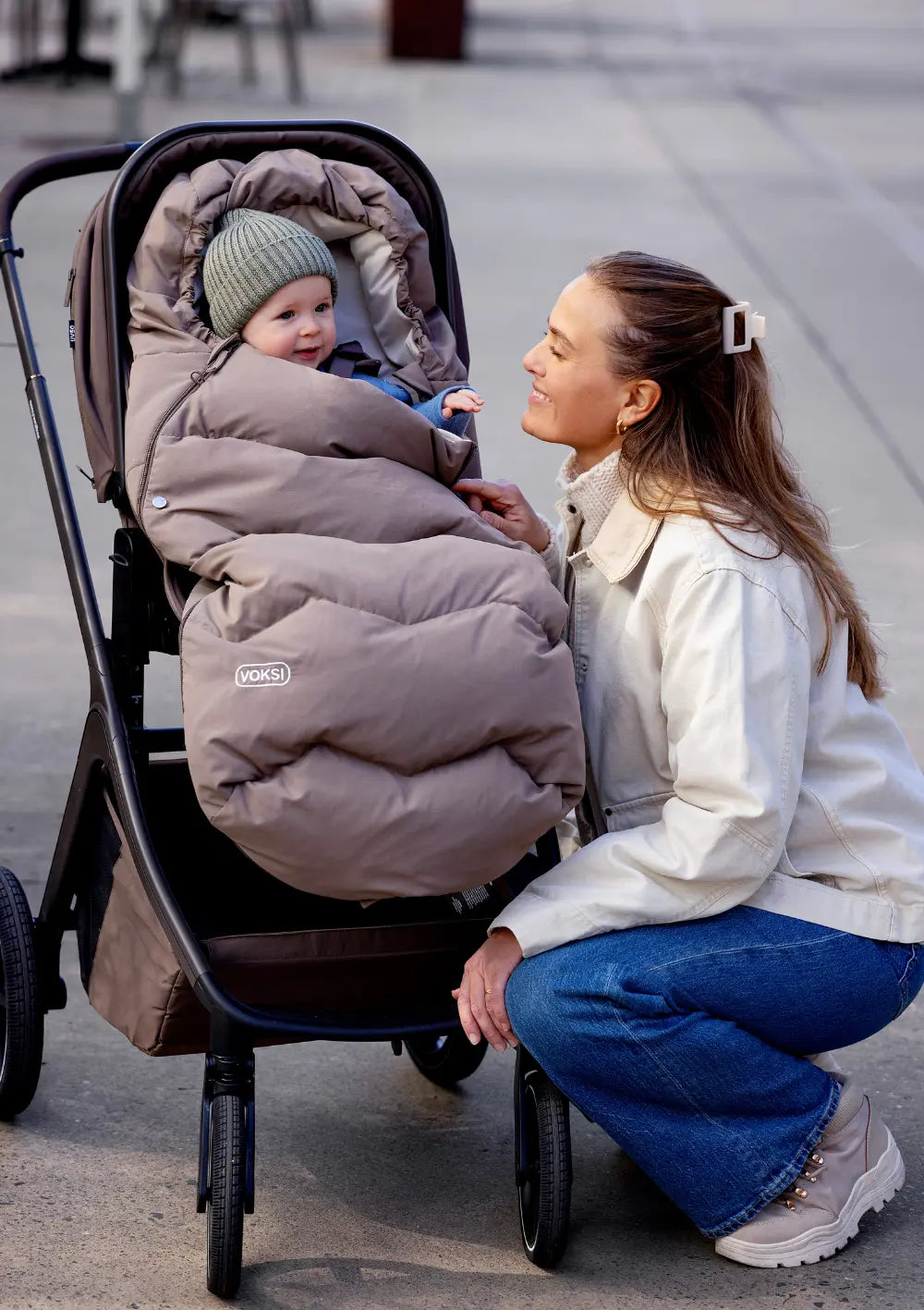 Kind im Sportwagen, warm eingepackt im Voksi Fußsack 'Explorer'  Walnut Solid